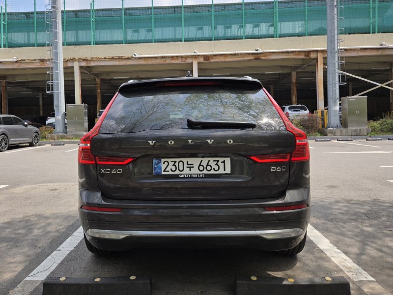 볼보자동차의 중형 스포츠유틸리티차(SUV) 'XC60' 후면부 모습. 2025.04.21/뉴스1 김성식 기자