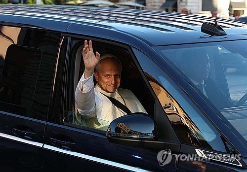 손 흔드는 레오 14세 교황 (출처=연합뉴스)