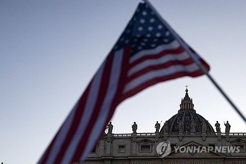 바티칸 성베드로 대성전 앞의 미국 국기 (출처=연합뉴스)