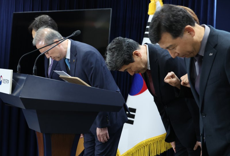 [서울=뉴시스] 김명원 기자 = 이주호 사회부총리 겸 교육부 장관이 지난달 17일 서울 종로구 정부서울청사에서 열린 2026학년도 의대 모집인원 조정 방향 관련 브리핑에 앞서 인사하는 모습. 2025.04.17. kmx1105@newsis.com