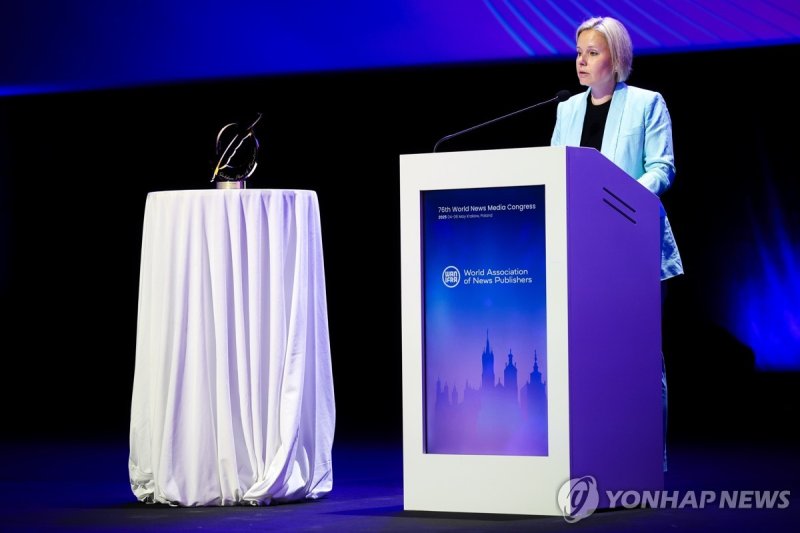 세계 뉴스 미디어 총회에서 개막 연설하는 WAN-IFRA 회장 (출처=연합뉴스)