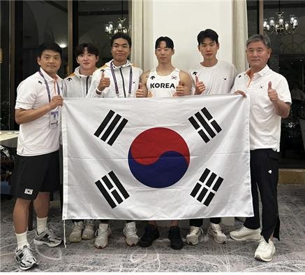 육상 대표팀의 하경수 코치, 서민준, 나마디조엘진, 이재성, 고승환, 최인해 단장(왼쪽부터). (대한육상연맹 제공)