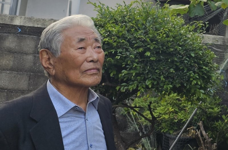 [제주=뉴시스] 임재영 기자 = 허인옥 제주도 명예교수는 지난 2일 오후 제주시 용담1동 자택에서 제주에 차나무를 심어 다원을 조성한 과정을 알려주고 있다. 2025.05.11. ijy788@newsis.com