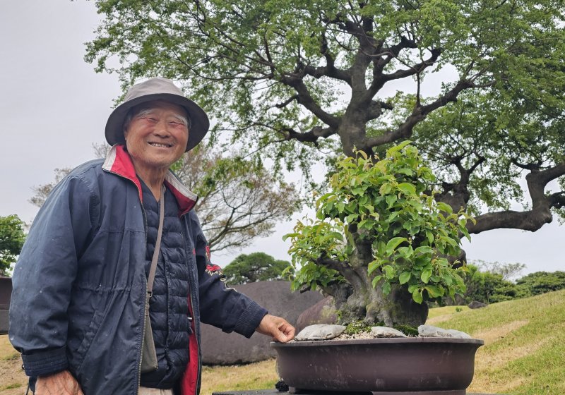 [제주=뉴시스] 임재영 기자= 성범영 생각하는 정원 원장은 5일 자신이 손수 일군 분재정원에서 밝은 미소를 보이며 분재에 담긴 철학을 이야기하고 있다. 2025.05.11. ijy788@newsis.com