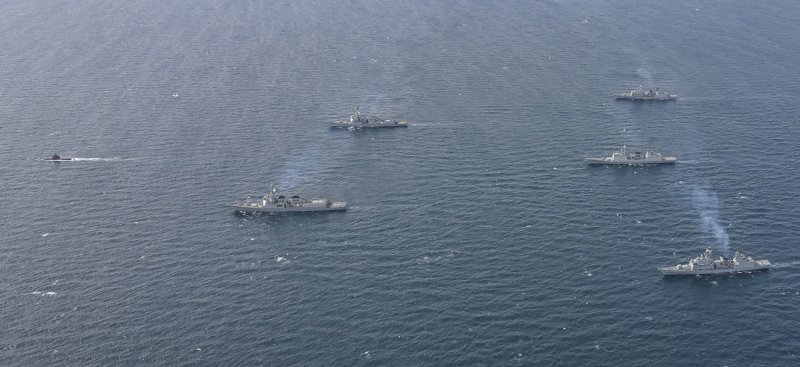 [서울=뉴시스] 한미 연합 해군이 5월 8일 전술기동을 하고 있다. 함정 기동 방향 기준 앞쪽 윗줄부터 잠수함(SS-II), 미 해군 윌리엄로렌스함(DDG), 율곡이이함(DDG), 양만춘함(DDH-Ⅰ), 대조영함(DDH-II), 광개토대왕함(DDH-Ⅰ) (사진=해군 제공) 2025.05.11. photo@newsis.com *재판매 및 DB 금지