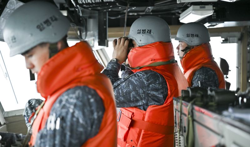 한미 해군은 지난 8일부터 11일까지 동해에서 한미 해군의 압도적인 전력으로 적의 해상도발에 대한 즉각적인 대응태세를 확립하고 연합작전 수행능력을 강화하기 위한 연합 해상훈련을 실시한 가운데 임병래함(PKG) 장병들이 5월 9일 한미 연합 해상대특수전부대작전(MCSOF) 훈련을 하고 있다. 해군 제공