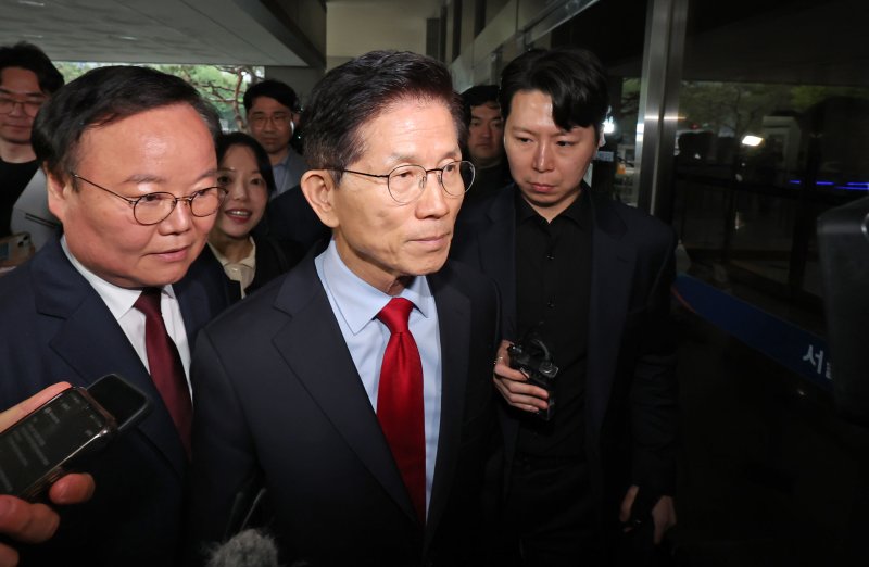 국민의힘으로부터 대통령선거 후보 자격이 취소된 김문수 후보가 10일 오후 서울 양천구 남부지방법원에서 열린 후보 선출취소 효력정지 가처분 심문기일에 출석하고 있다. 2025.5.10/뉴스1 ⓒ News1 장수영 기자