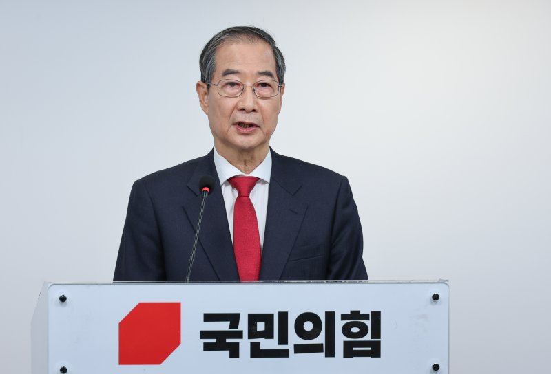 국민의힘에 입당한 한덕수 대선 예비후보가 10일 서울 여의도 중앙당사에서 현안 관련 긴급 기자회견을 하고 있다. 2025.5.10/뉴스1 ⓒ News1 안은나 기자