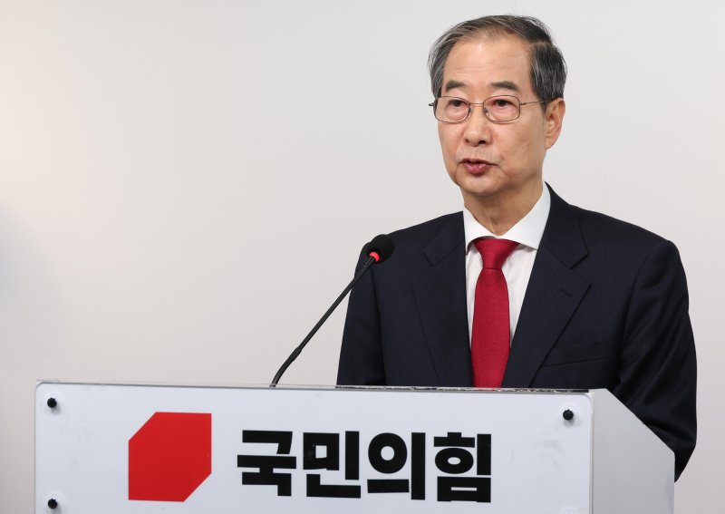 [서울=뉴시스] 조성봉 기자 = 한덕수 대선 예비후보가 10일 오후 서울 여의도 국민의힘 중앙당사에서 긴급기자회견을 열고 입당 및 대선후보 재선출 관련 입장 발표를 하고 있다. 2025.05.10. suncho21@newsis.com