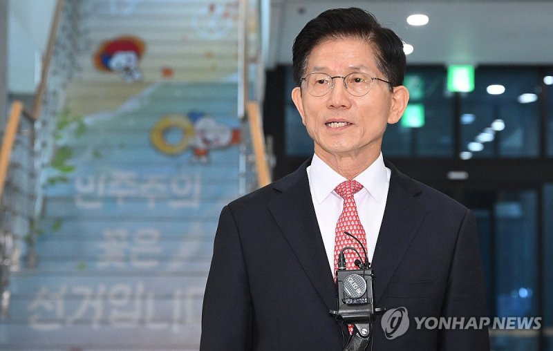 취재진 질문에 답하는 국민의힘 김문수 대선 후보 (출처=연합뉴스)