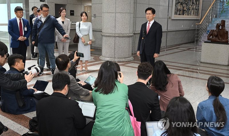 취재진 질문에 답하는 국민의힘 김문수 대선 후보 (출처=연합뉴스)