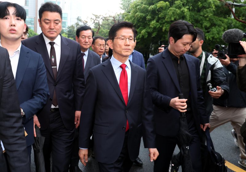 [서울=뉴시스] 조성봉 기자 = 국민의힘으로부터 대통령선거 후보 자격이 취소된 김문수 후보가 10일 오후 서울 양천구 남부지방법원에서 후보 선출취소 효력정지 가처분 심문기일에 출석을 마치고 입장발표를 마치고 차량으로 이동하고 있다.2025.05.10. suncho21@newsis.com