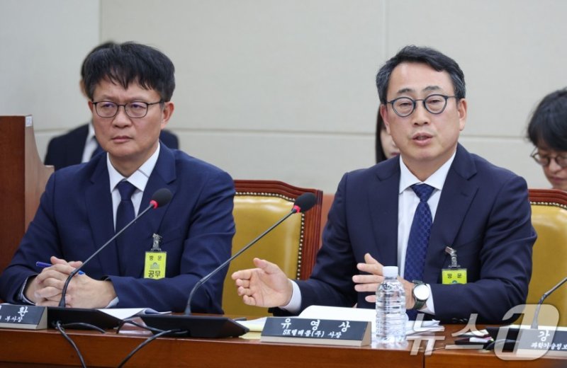 유영상 SK텔레콤 대표이사가 8일 오후 서울 여의도 국회 과학기술정보방송통신위원회에서 열린 SK텔레콤 해킹 관련 청문회에 출석해 의원 질의에 답하고 있다. 왼쪽은 류정환 부사장. 2025.5.8/뉴스1 ⓒ News1 안은나 기자