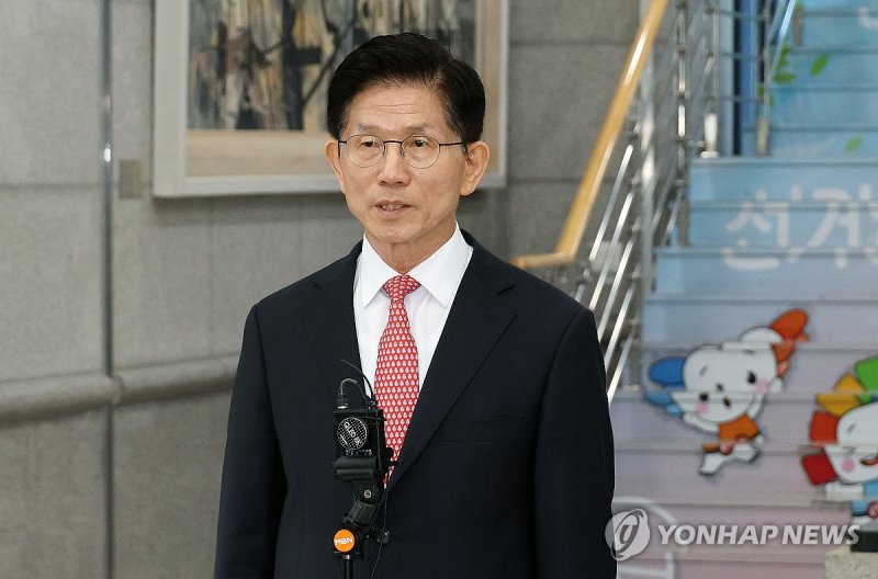 취재진 질문에 답하는 국민의힘 김문수 대선 후보 (출처=연합뉴스)