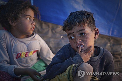 식량 바닥난 가자지구의 남매 (출처=연합뉴스)