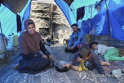 음식을 구하지 못해 좌절한 가자지구의 부모들 (출처=연합뉴스)