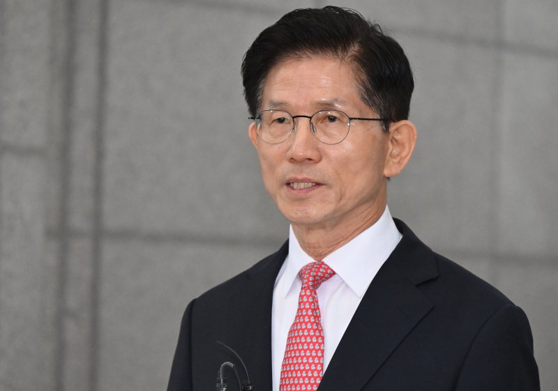 [과천=뉴시스] 권창회 기자 = 김문수 국민의힘 대선 후보가 11일 오전 경기 과천시 중앙선거관리위원회에서 제21대 대통령선거 후보 등록을 마치고 브리핑을 하고 있다. (공동취재) 2025.05.11. photo@newsis.com