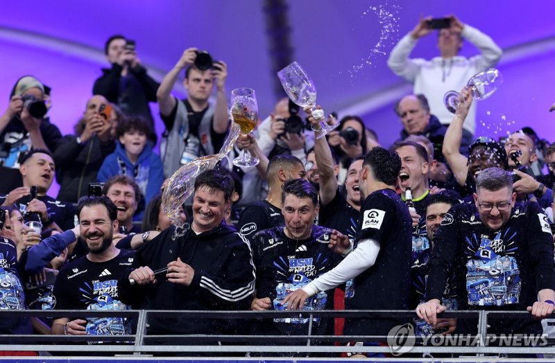 독일 프로축구 1부 승격을 자축하는 함부르크 선수단. (출처=연합뉴스)