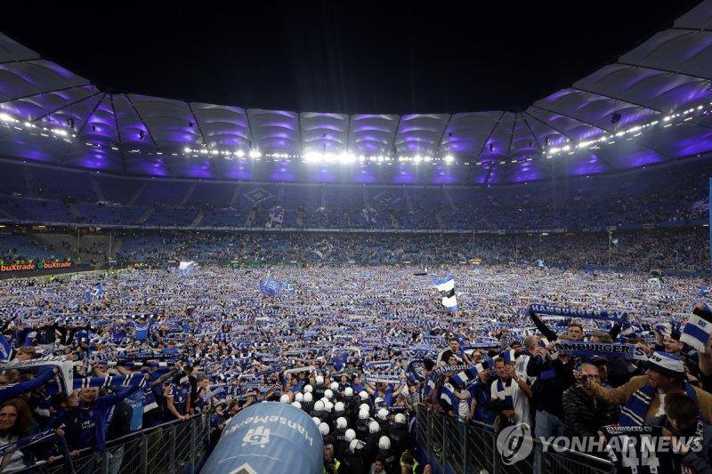 함부르크의 1부 복귀가 확정된 뒤 그러운드에 몰려든 홈 팬들. (출처=연합뉴스)