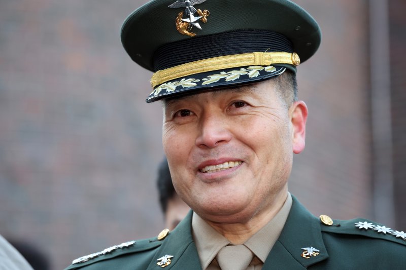 채 상병 순직 사건과 관련해 항명 및 상관명예훼손 혐의로 기소된 박정훈 전 해병대 수사단장(대령)이 9일 오전 서울 용산구 중앙지역군사법원에서 열린 1심 선고공판에 앞서 지지자와 대화를 하며 웃고 있다. 이날 재판부는 군 검찰이 박정훈 대령에게 적용했던 혐의 모두에 대해 무죄 판단을 내렸다. 2025.1.9/뉴스1 ⓒ News1 김명섭 기자