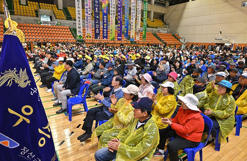 제43회 정선군민의 날을 기념해 지난 9일 정선종합경기장과 체육관에서 군민체육대회 개회식이 열리고 있다.(사진=정선군 제공) *재판매 및 DB 금지