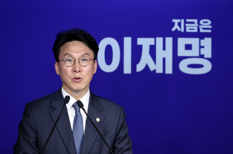 [서울=뉴시스] 고승민 기자 = 김민석 더불어민주당 상임 공동선대위원장이 11일 서울 여의도 당사에서 김문수 국민의힘 후보 확정 관련 입장을 발표하고 있다. 2025.05.11. kkssmm99@newsis.com