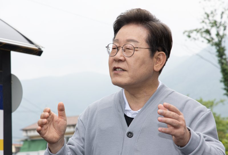 경청투어에 나선 이재명 더불어민주당 대통령 후보가 11일 오전 전남 화순군 화순읍 화순교 일대에서 연설을 하고 있다. 2025.5.11/뉴스1 ⓒ News1 이재명 기자