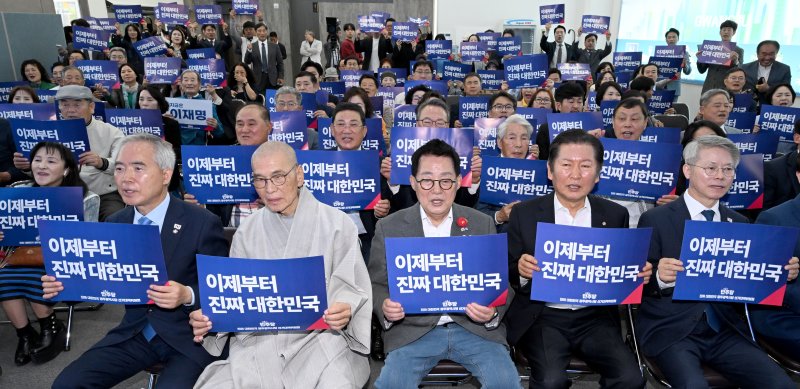 [광주=뉴시스] 김혜인 기자 = 8일 오전 광주 서구 서창동 더불어민주당 광주시당 선거연락소에서 열린 선대위 출범식에서 참석자들이 승리 구호를 외치고 있다. 2025.05.08. hyein0342@newsis.com