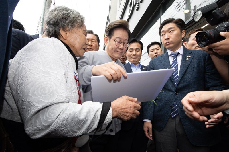 경청투어에 나선 이재명 더불어민주당 대통령 후보가 11일 오전 전남 화순군 화순읍 화순교 일대에서 박선영 열사 어머니와 대화를 하고 있다. ⓒ News1 이재명 기자