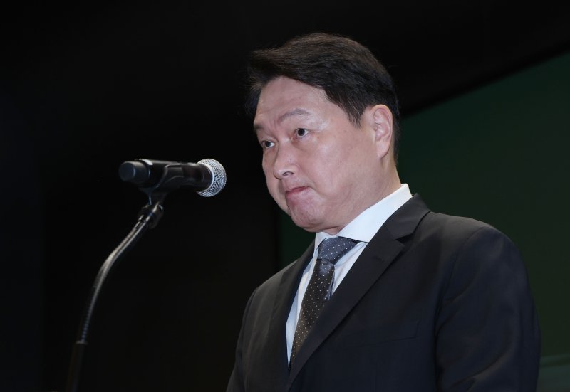 [서울=뉴시스] 이영환 기자 = 최태원 SK그룹 회장이 7일 오전 서울 중구 SK텔레콤 T타워 SUPEX홀에서 SK텔레콤의 해킹 사고와 관련해 대국민 사과를 하고 있다. (공동취재) 2025.05.07. photo@newsis.com