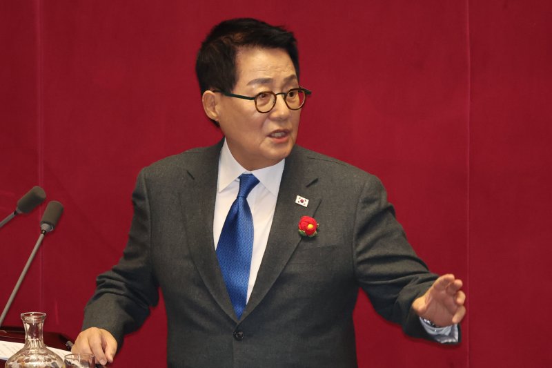 [서울=뉴시스] 권창회 기자 = 박지원 더불어민주당 의원이 13일 오후 서울 여의도 국회에서 열린 제422회 국회(임시회) 제5차 본회의 경제 분야 대정부 질문에서 여당 의원들의 항의에 설전을 벌이고 있다. 2025.02.13. kch0523@newsis.com