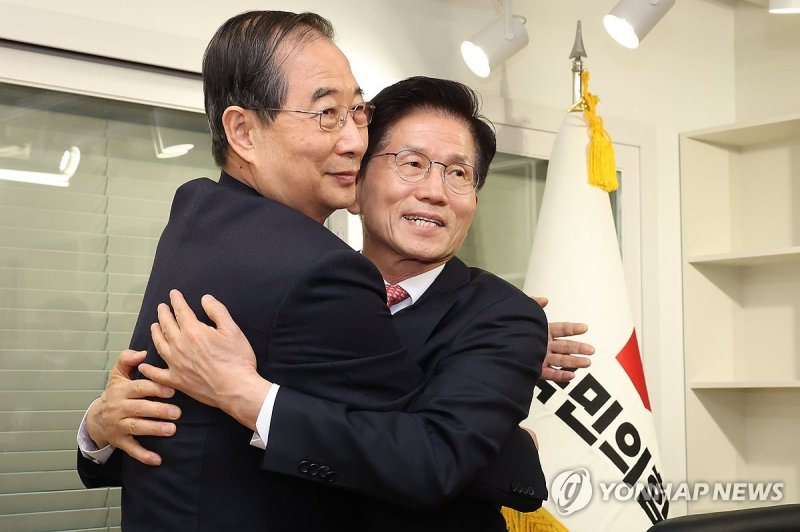 포옹하는 김문수-한덕수 (출처=연합뉴스)