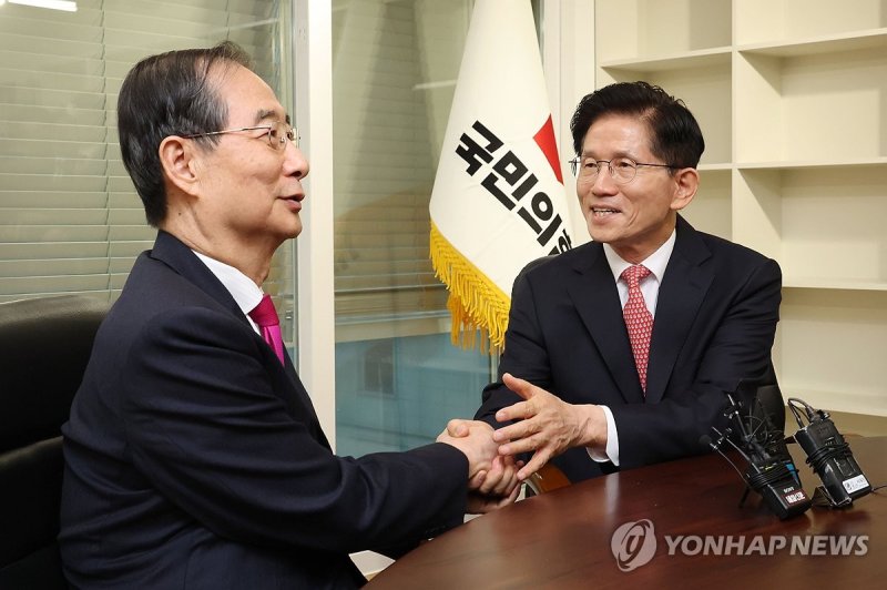 악수하는 김문수-한덕수 (출처=연합뉴스)