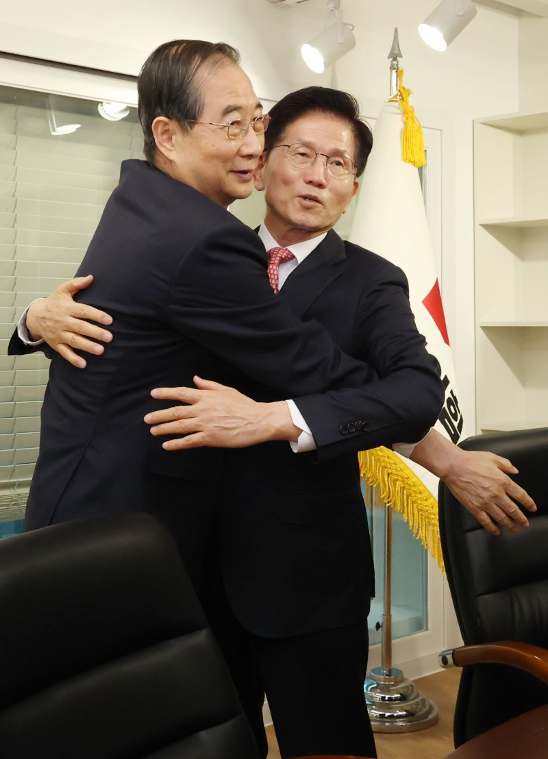 [서울=뉴시스] 권창회 기자 = 김문수 국민의힘 대선 후보가 11일 오전 서울 여의도 국민의힘 당사 내 대통령 후보실에서 한덕수 전 국무총리와 포옹하고 있다. (공동취재)2025.05.11. photo@newsis.com