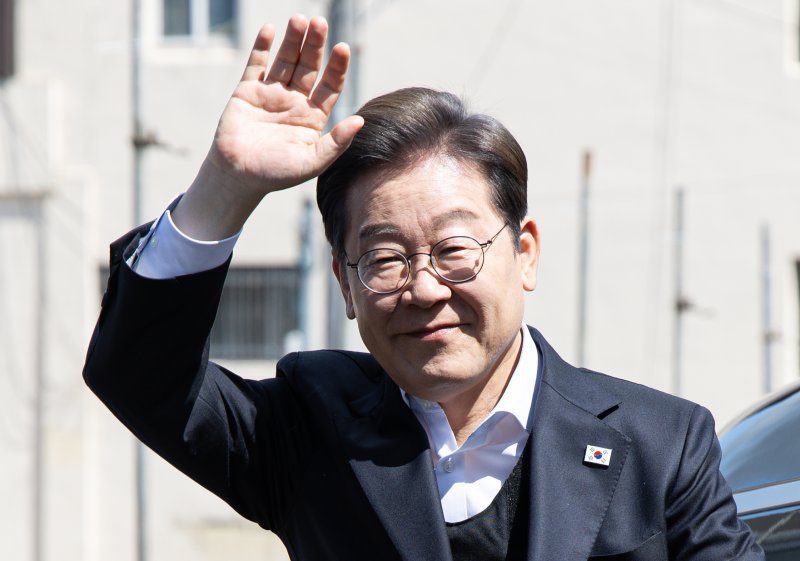 경청투어에 나선 이재명 더불어민주당 대통령 후보가 10일 오전 경남 창녕군 창녕읍 창녕정기시장에 도착한 후 시민들을 향해 인사하고 있다. 2025.5.10/뉴스1 ⓒ News1 이재명 기자