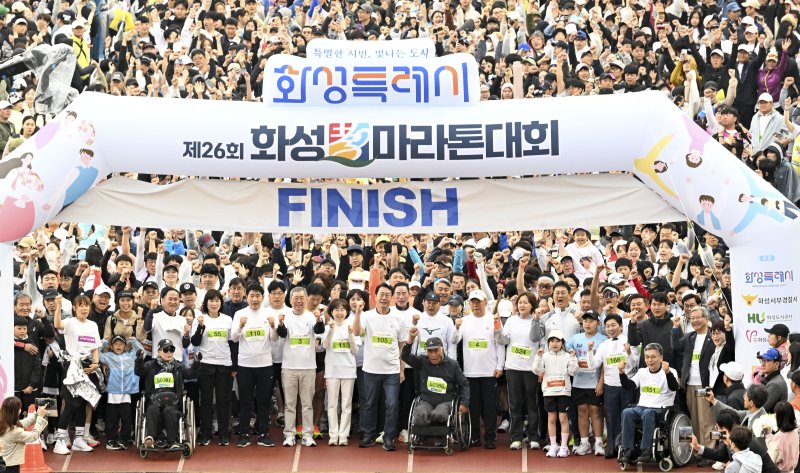 [화성=뉴시스]정명근 화성시장(사진 첫 줄 가운데)이 10일 화성종합경기타운에서 열린 2025 화성 효 마라톤 대회에서 참가자들과 기념촬영을 하고 있다.(사진=화성시 제공)2025.05.11.photo@newsis.com