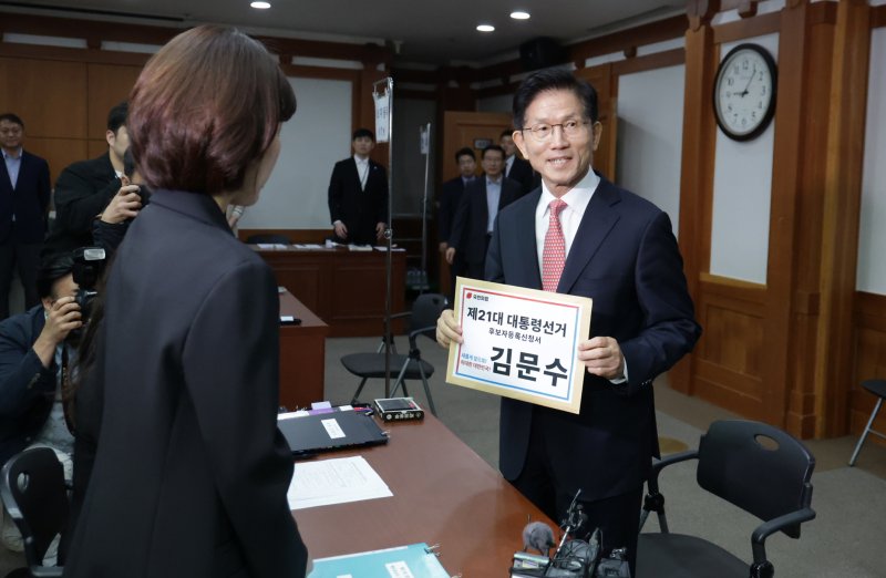 김문수 국민의힘 대통령 후보가 11일 오전 경기 과천시 중앙선거관리위원회에서 제21대 대통령선거 후보자 등록을 하고 있다. (공동취재) 2025.5.11/뉴스1 ⓒ News1 오대일 기자