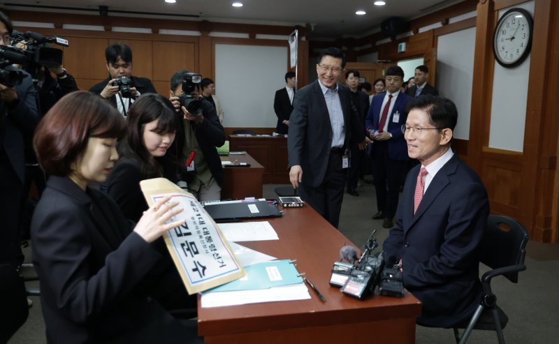 김문수 국민의힘 대통령 후보가 11일 오전 경기 과천시 중앙선거관리위원회에서 제21대 대통령선거 후보자 등록을 하고 있다. (공동취재) 2025.5.11/뉴스1 ⓒ News1 오대일 기자