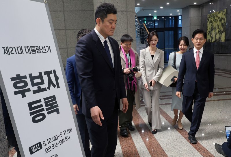 김문수 국민의힘 대통령 후보가 11일 오전 경기도 과천 중앙선거관리위원회에서 제21대 대통령 선거 후보 등록을 마친 뒤 자리를 뜨고 있다. (공동취재) 2025.5.11/뉴스1 ⓒ News1 오대일 기자
