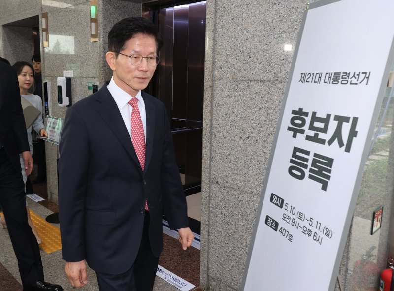 김문수 국민의힘 대통령 후보가 11일 오전 경기도 과천 중앙선거관리위원회에서 제21대 대통령 선거 후보 등록을 마친 뒤 자리를 뜨고 있다. (공동취재) 2025.5.11/뉴스1 ⓒ News1 오대일 기자
