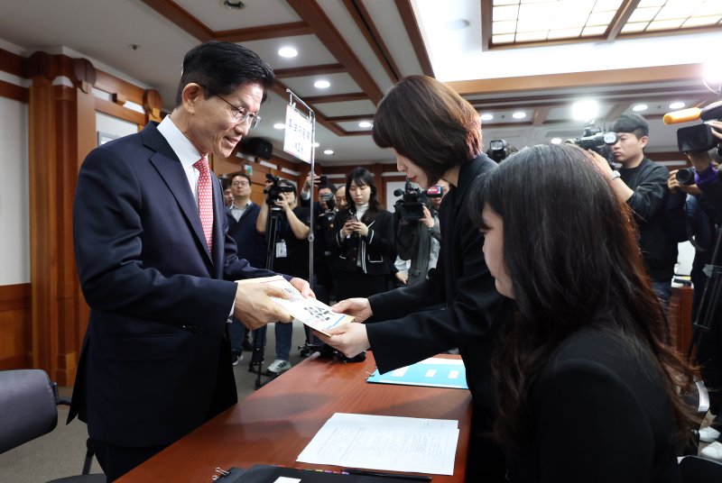 김문수 국민의힘 대통령 후보가 11일 오전 경기 과천 중앙선거관리위원회에서 제21대 대통령 선거 후보자 등록 서류를 제출하고 있다. 2025.5.11/뉴스1 ⓒ News1 오대일 기자