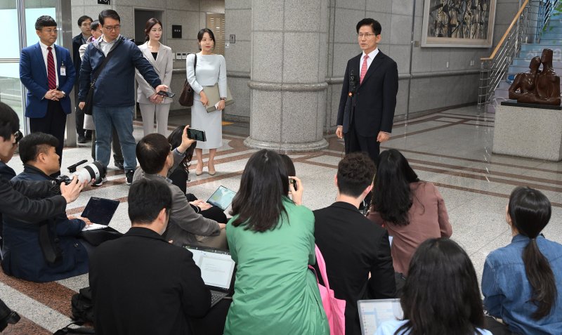 김문수 국민의힘 대통령 후보가 11일 오전 경기 과천시 중앙선거관리위원회에서 제21대 대통령선거 후보자 등록을 마친 뒤 취재진의 질문에 답하고 있다. (공동취재) 2025.5.11/뉴스1 ⓒ News1 오대일 기자