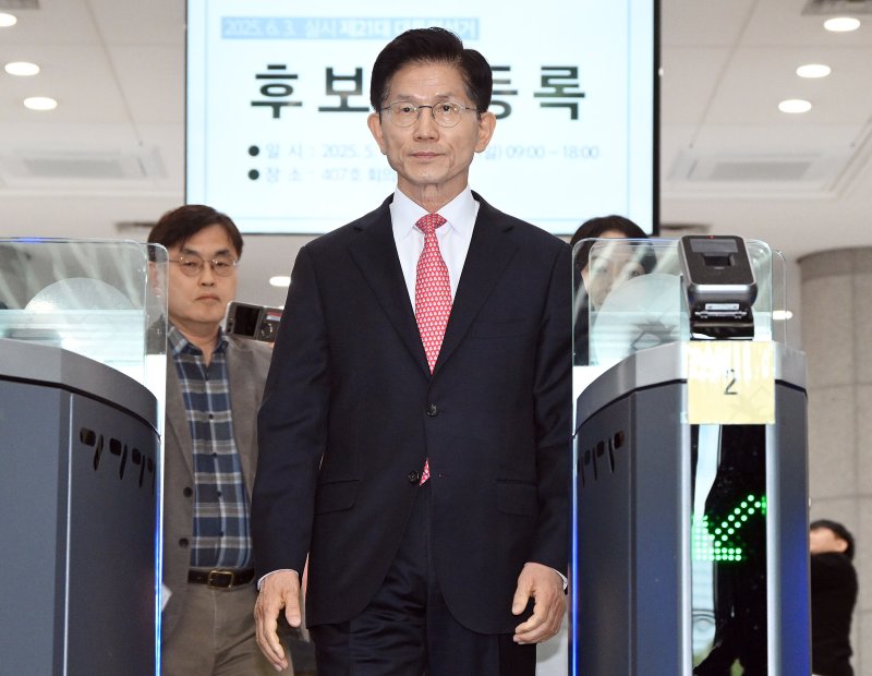 김문수 국민의힘 대통령 후보가 11일 오전 경기 과천시 중앙선거관리위원회에서 제21대 대통령선거 후보자 등록을 마친 뒤 선관위를 나서고 있다. (공동취재) 2025.5.11/뉴스1 ⓒ News1 오대일 기자