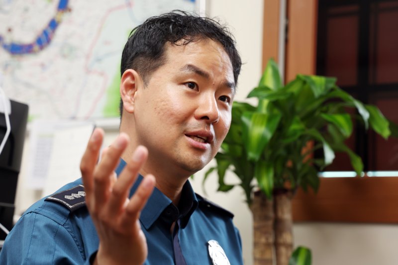 김용혁 서울경찰청 한강경찰대장(경정)이 9일 오전 서울 마포구 한강경찰대 망원한강치안센터에서 뉴스1과 인터뷰를 하고 있다. 2025.5.9/뉴스1 ⓒ News1 황기선 기자