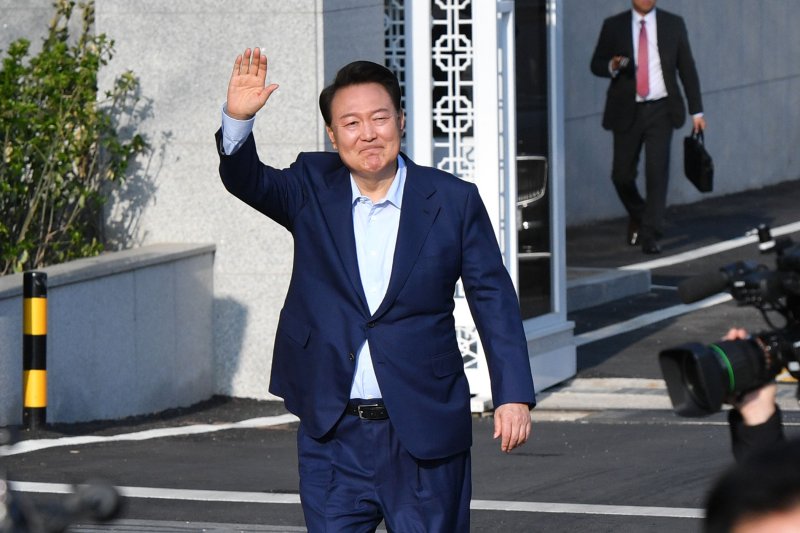 윤석열 전 대통령이 11일 오후 서울 용산구 대통령 관저에서 나와 지지자들에게 인사하고 있다. (공동취재) 2025.4.11/뉴스1 ⓒ News1 김성진 기자