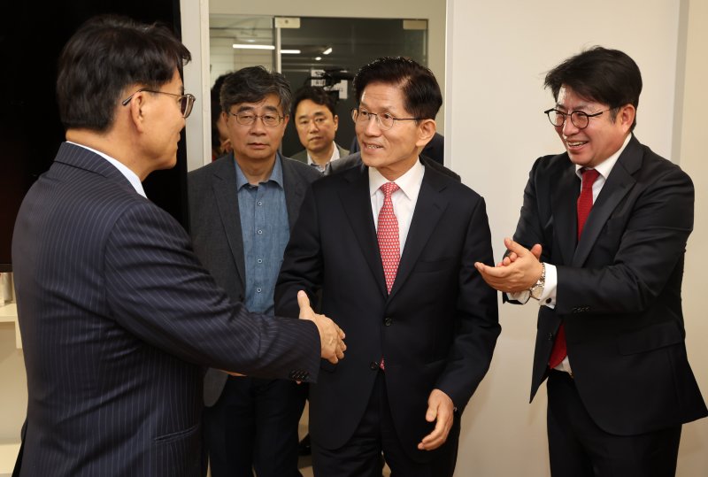 한덕수 전 국무총리와 단일화 갈등 끝에 당으로부터 후보 교체 직전까지 갔던 김문수 국민의힘 대선 후보가 11일 서울 여의도 국민의힘 대선후보 사무실에 들어서며 박수를 받고 있다. (공동취재) 2025.5.11/뉴스1 ⓒ News1 이광호 기자