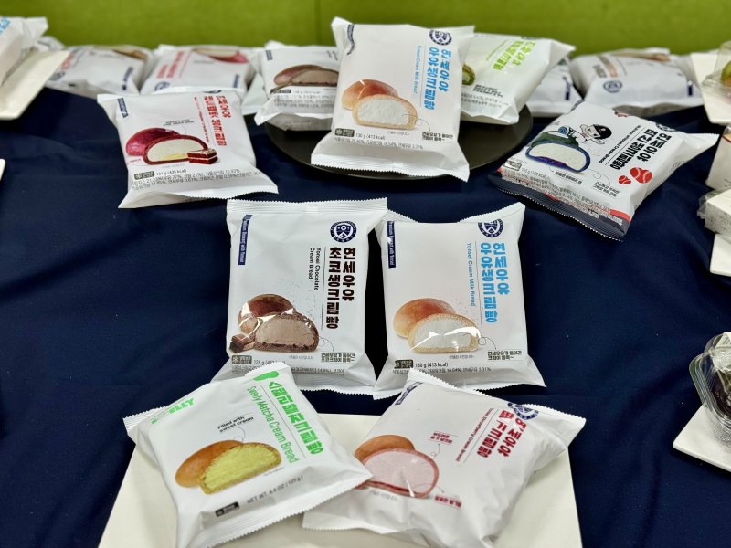 경기도 안성의 푸드코아 공장에 연세우유 생크림빵이 진열된 모습. ⓒ News1 이민주 기자