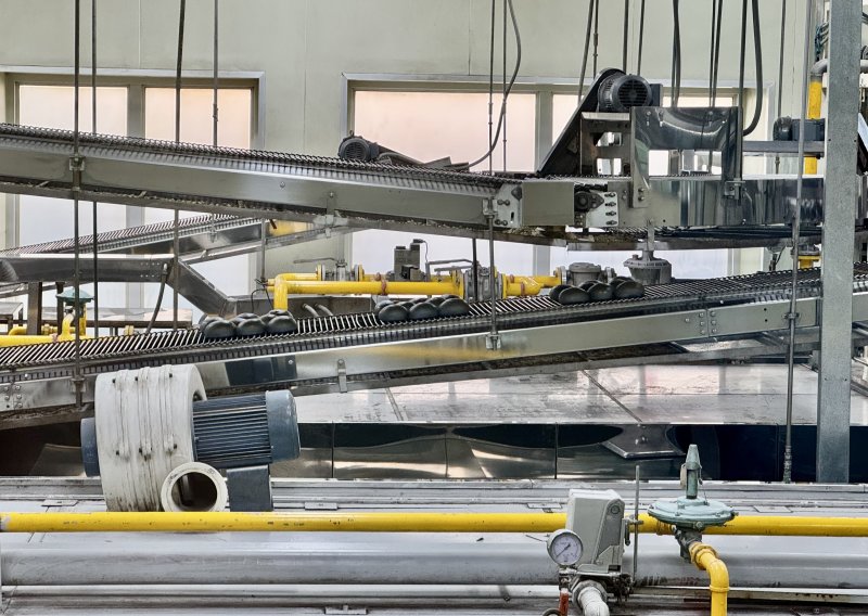 경기도 안성의 푸드코아 공장 내부 모습 . 신제품 먹산 생크림빵이 레일을 타고 이동하고 있다. ⓒ News1 이민주 기자