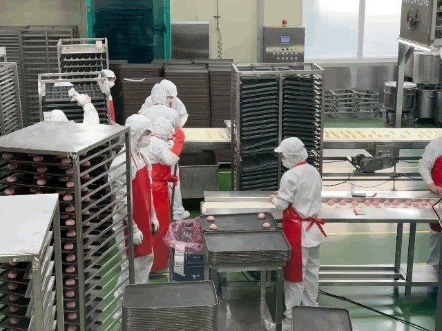 경기도 안성의 푸드코아 공장에서 직원들이 딸기생크림빵을 만들고 있다. ⓒNews1 이민주 기자