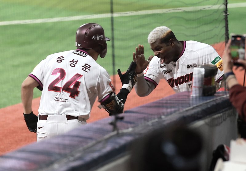 [서울=뉴시스] 정병혁 기자 = 지난 9일 서울 구로구 고척스카이돔에서 열린 2025 KBO리그 한화 이글스 대 키움 히어로즈의 경기, 1회말 무사 주자없는 상황 키움 송성문이 솔로 홈런을 친 뒤 푸이그와 기뻐하고 있다. 2025.05.09. jhope@newsis.com